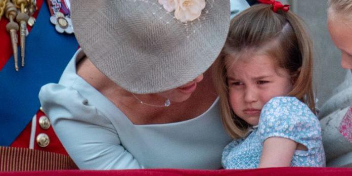 Wypadek księżniczki Charlotte na balkonie Pałacu Buckingham. Gdyby nie Kate...