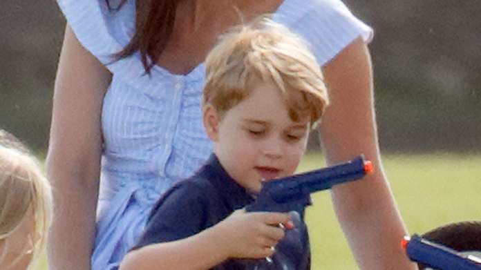 Książę George bawi się bronią i celuje do Kate. Księżna W OGNIU KRYTYKI. "Jak tak można? To przyszły król?"