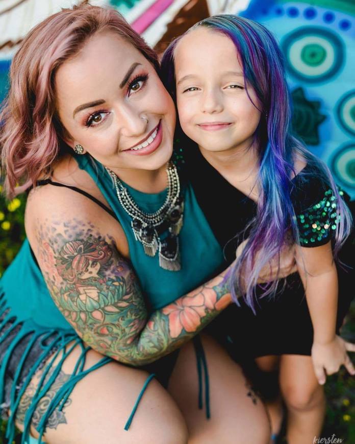 Pofarbowała 6-letniej córce włosy na zielono i wygoliła bok. W sieci zawrzało!