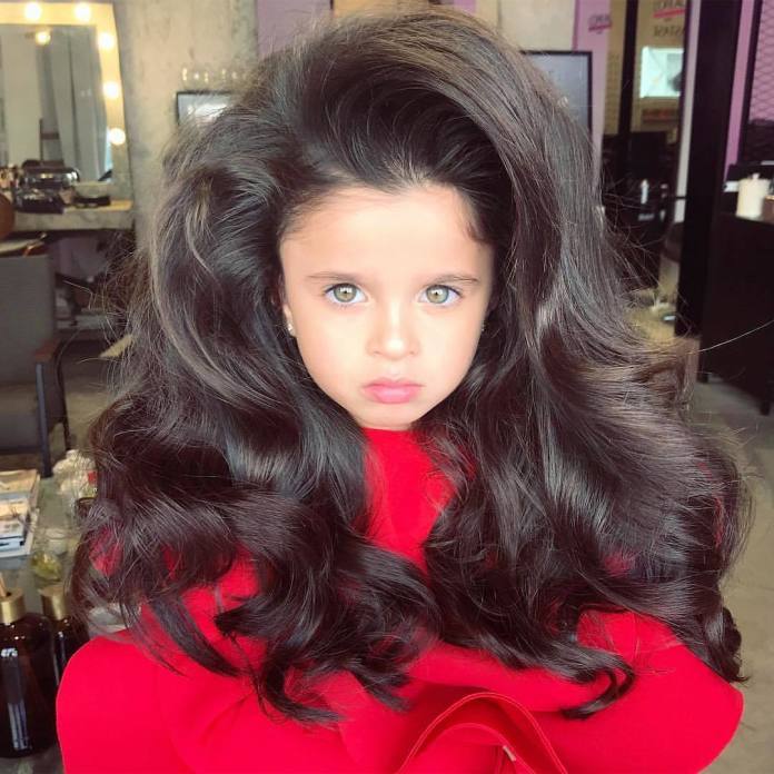 Pięcioletnia modelka zachwyca BUJNĄ fryzurą, lecz także budzi kontrowersje. Co takiego OBURZYŁO internautów?