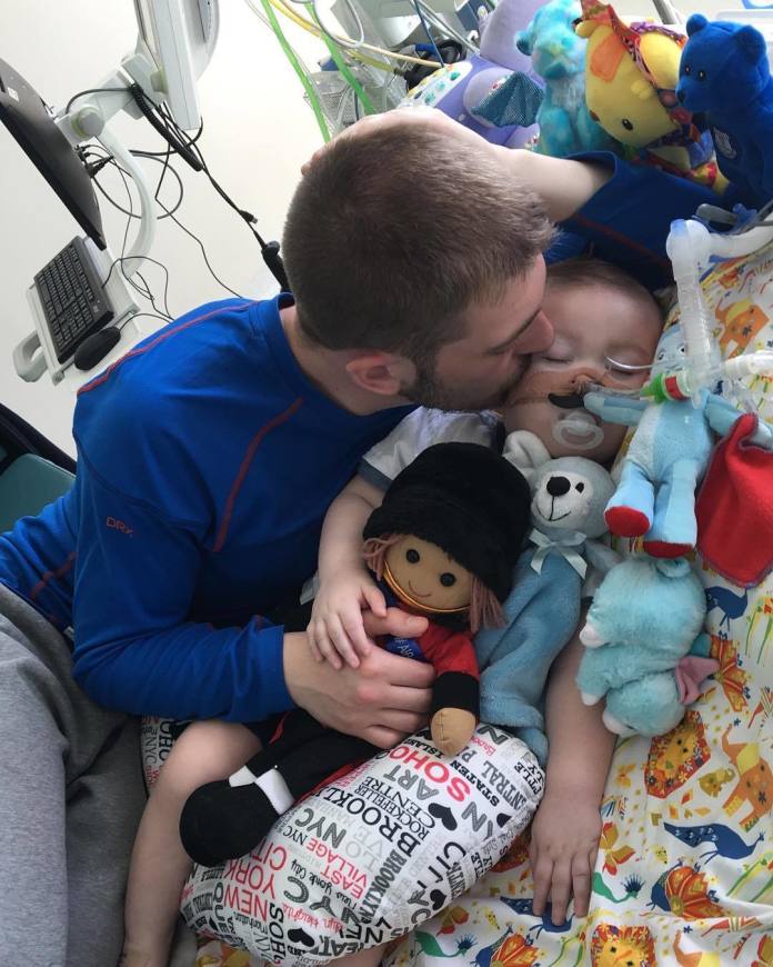 Tragicznie zmarły ALFIE Evans ma BRACISZKA. Czy mały Tom także będzie CHORY?