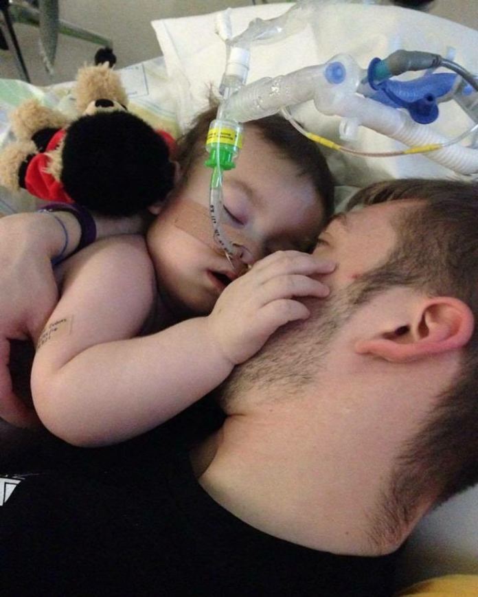 Tragicznie zmarły ALFIE Evans ma BRACISZKA. Czy mały Tom także będzie CHORY?