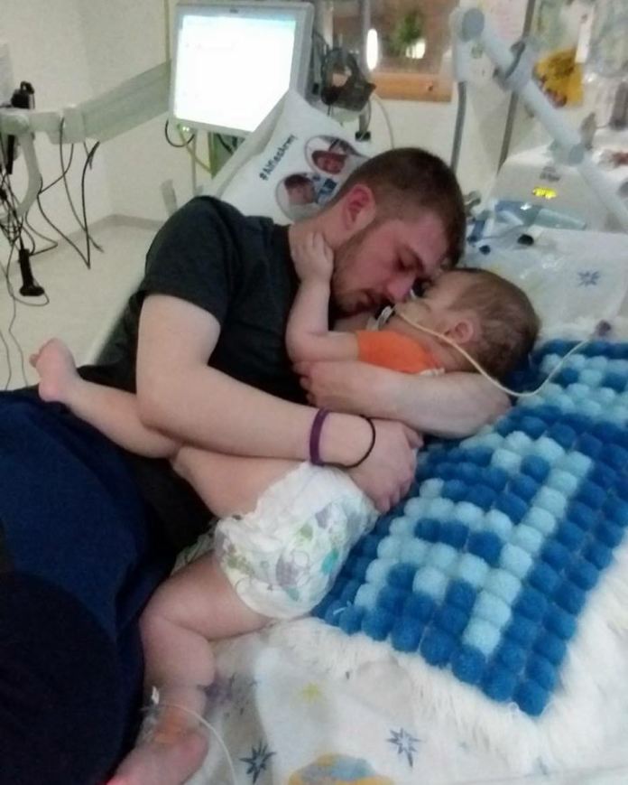 Tragicznie zmarły ALFIE Evans ma BRACISZKA. Czy mały Tom także będzie CHORY?