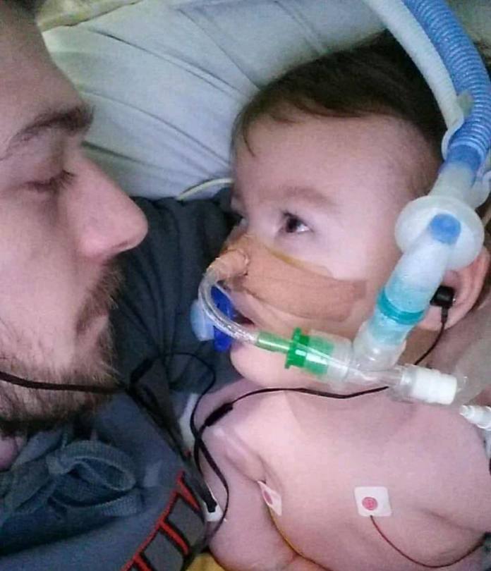 Tragicznie zmarły ALFIE Evans ma BRACISZKA. Czy mały Tom także będzie CHORY?