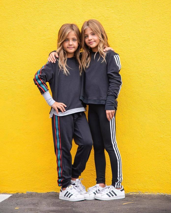 Okrzyknięto je „najpiękniejszymi bliźniaczkami na świecie”. Teraz robią karierę w świecie mody!