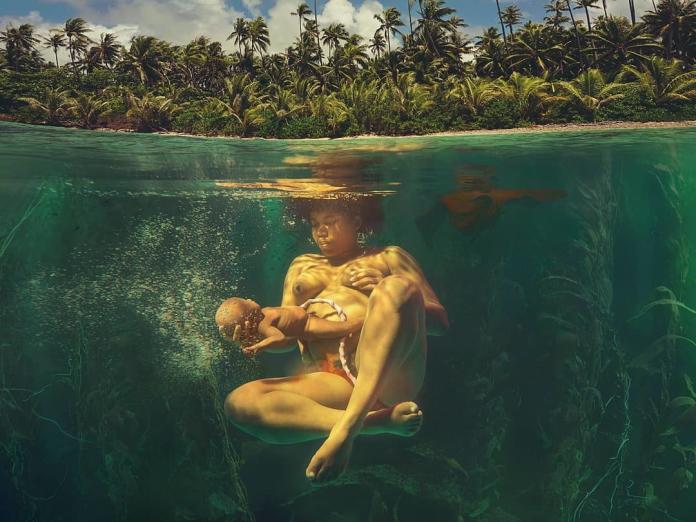 Urodziła synka, który nie miał szansy na życie. Teraz fotografuje porody w falach oceanu. Spokojne, piękne, niepokojące