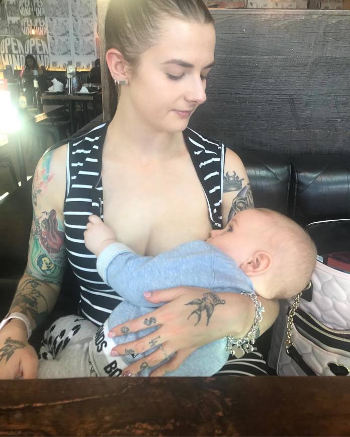 Publikują zdjęcia, na których publicznie karmią dzieci piersią. Nie wszyscy rozumieją ten trend z Instagrama