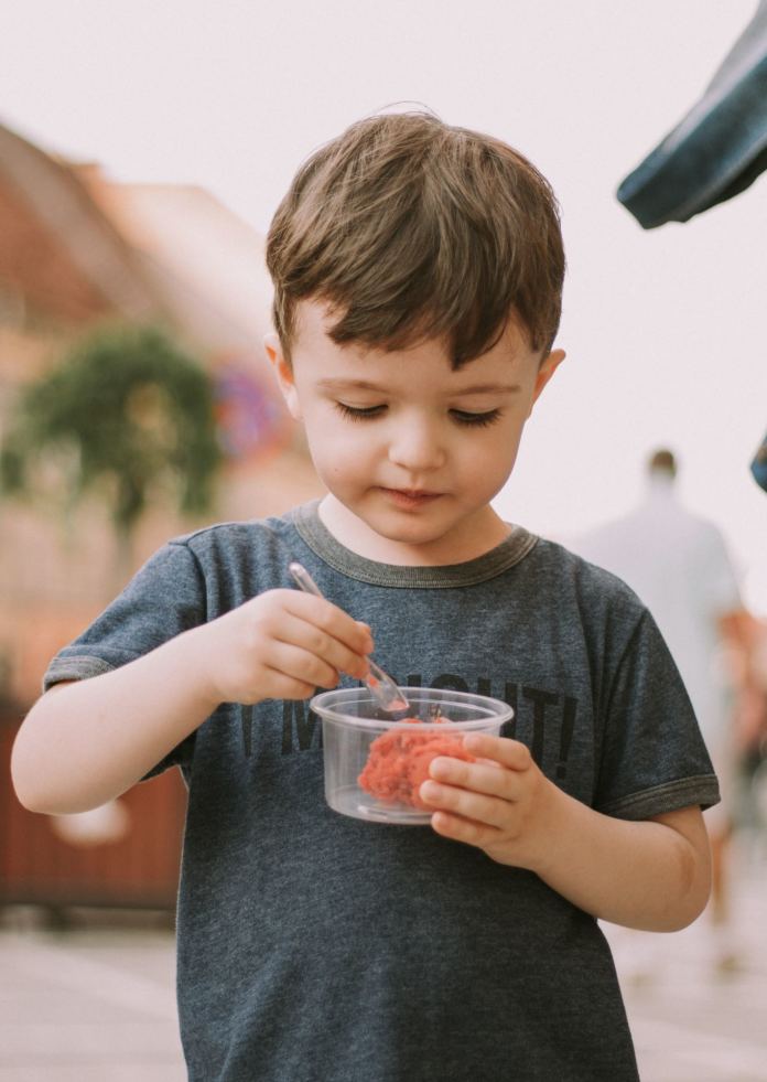 Pocieszanie i nagradzanie dziecka słodyczami może odpowiadać za otyłość w dorosłości, przestrzega psycholog
