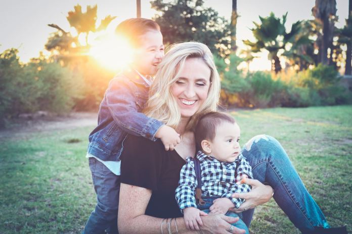Narodziny drugiego dziecka narażają na szwank zdrowie psychiczne matek - wykazali australijscy uczeni