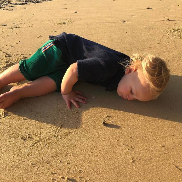 Na piosenkarkę wylał się HEJT za to, że pokazała zdjęcie synka na plaży bez kąpielówek! "Dyndający penis niemowlaka" uraził fanów!