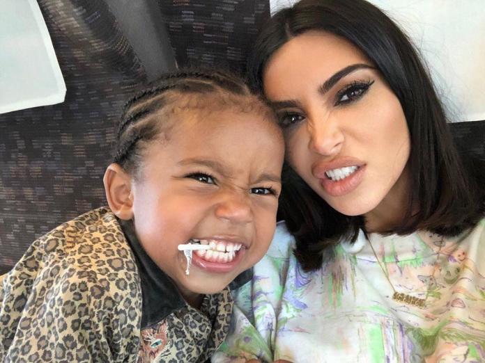 Kim Kardashian chciała pochwalić się dziećmi, ale zobaczcie tylko ich miny! PRZEZABAWNE!